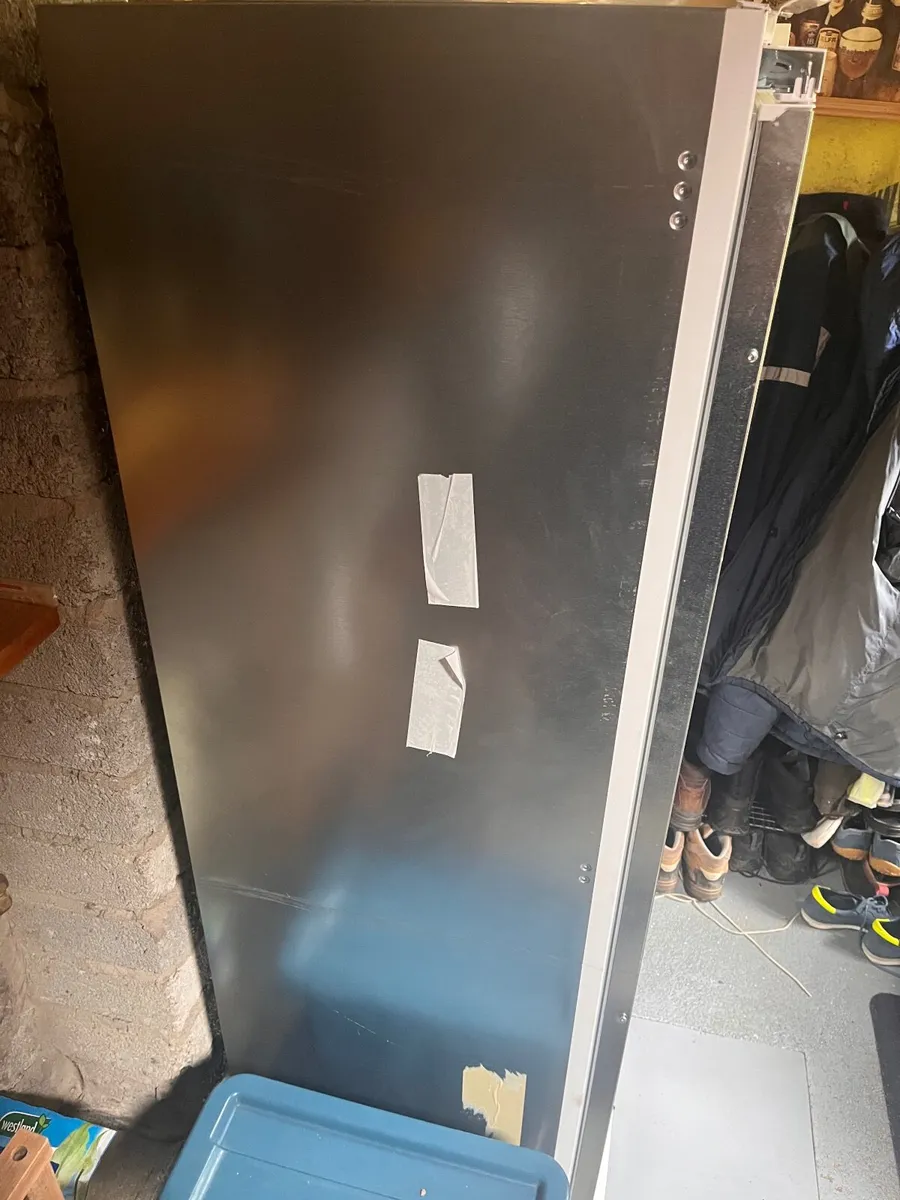 BOSCH Tall Integrated Fridge - Image 3