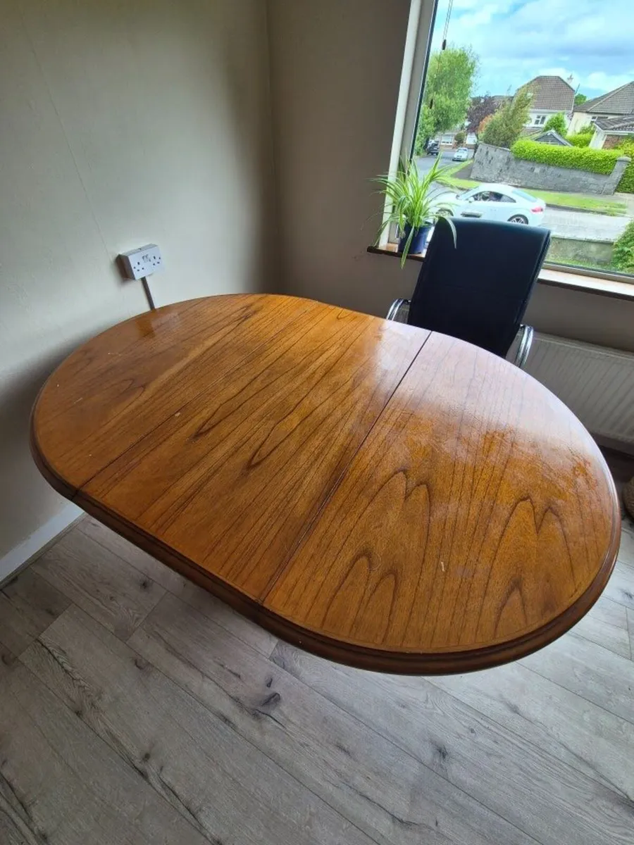 Extendable round-to-oval dining table - Image 1