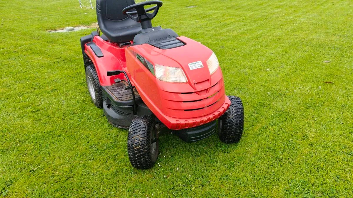 Ride on lawnmower - Image 1