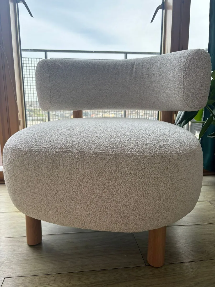 Armchair in white boucle fabric and oak legs. As n - Image 2