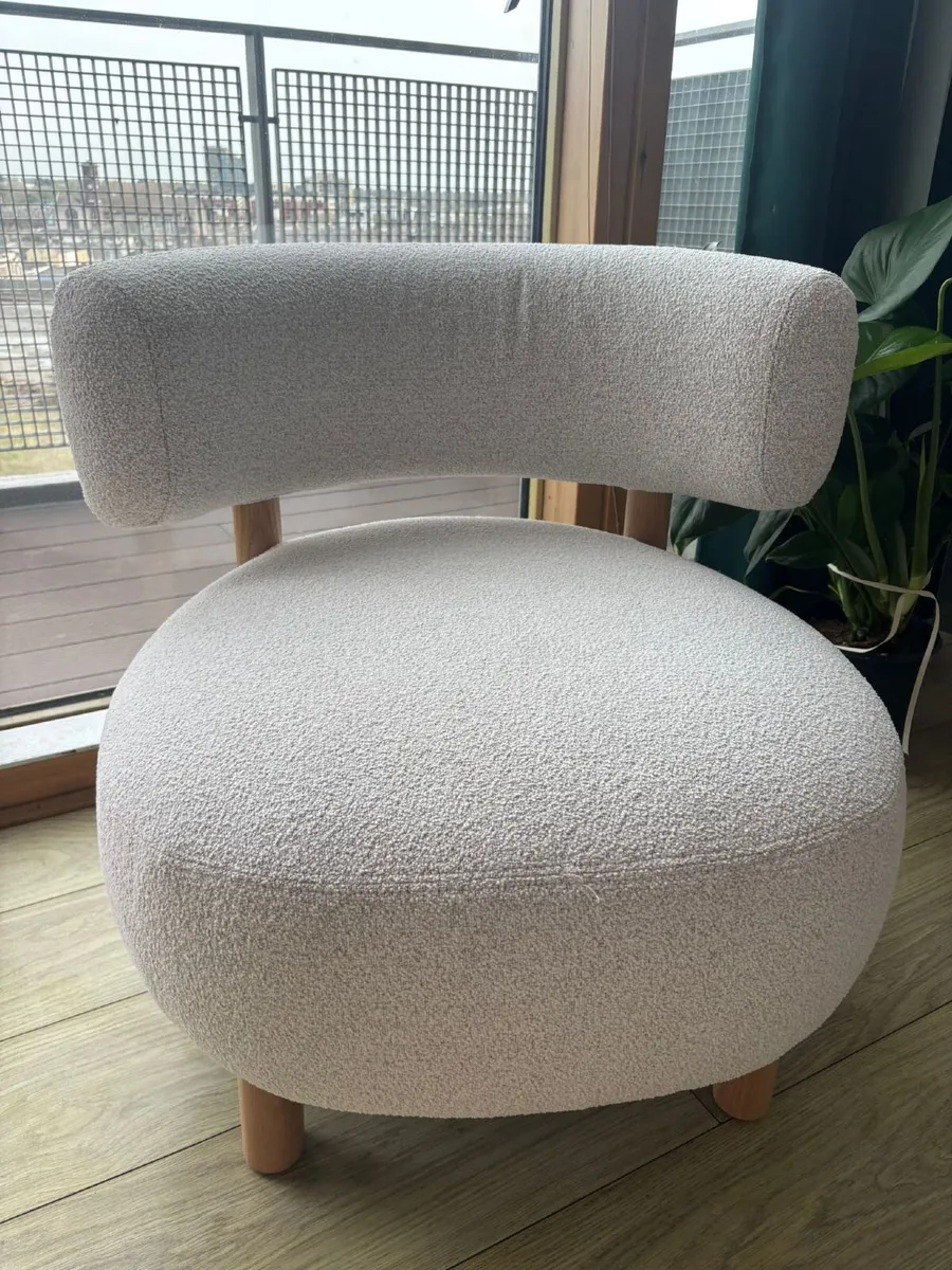 Armchair in white boucle fabric and oak legs. As n - Image 1