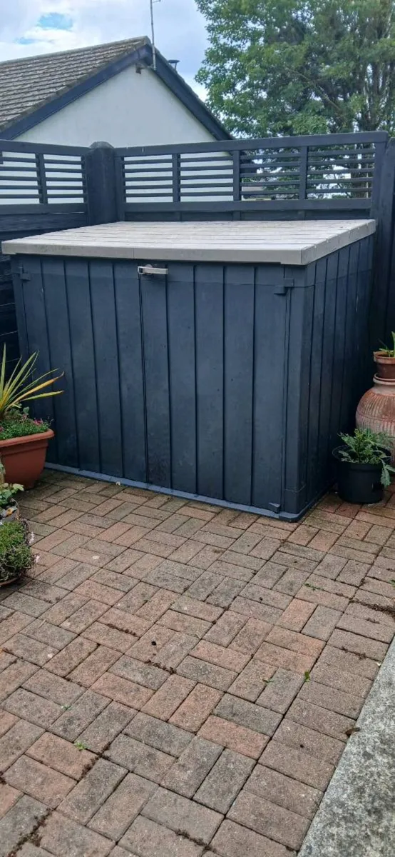 Storage box/shed   plastic - Image 1
