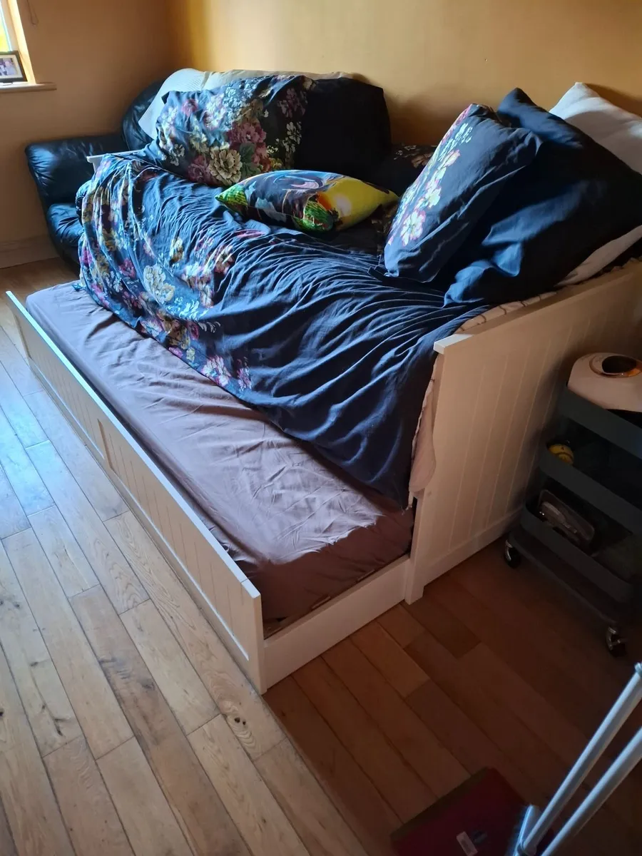 Day Bed - Image 1