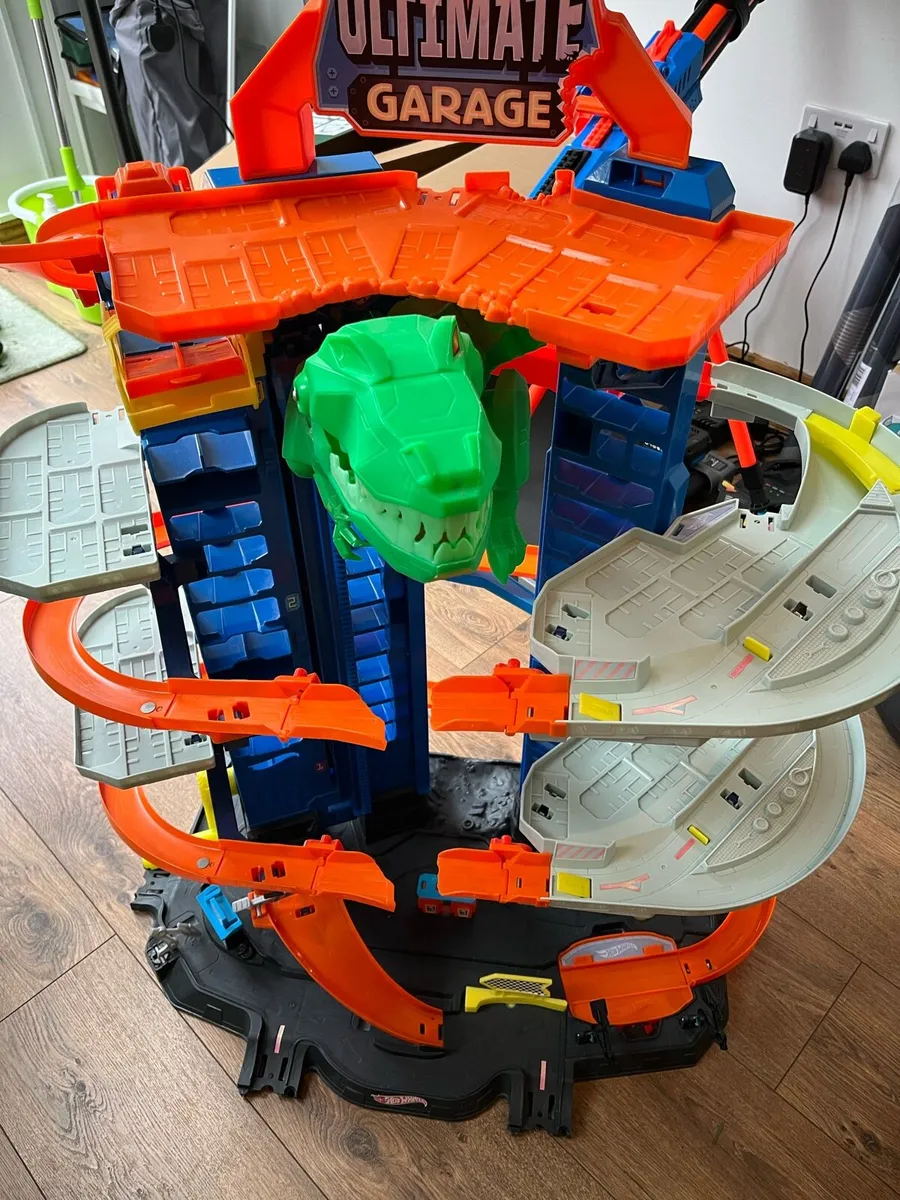Hot wheels ultimate dino garage - Image 1