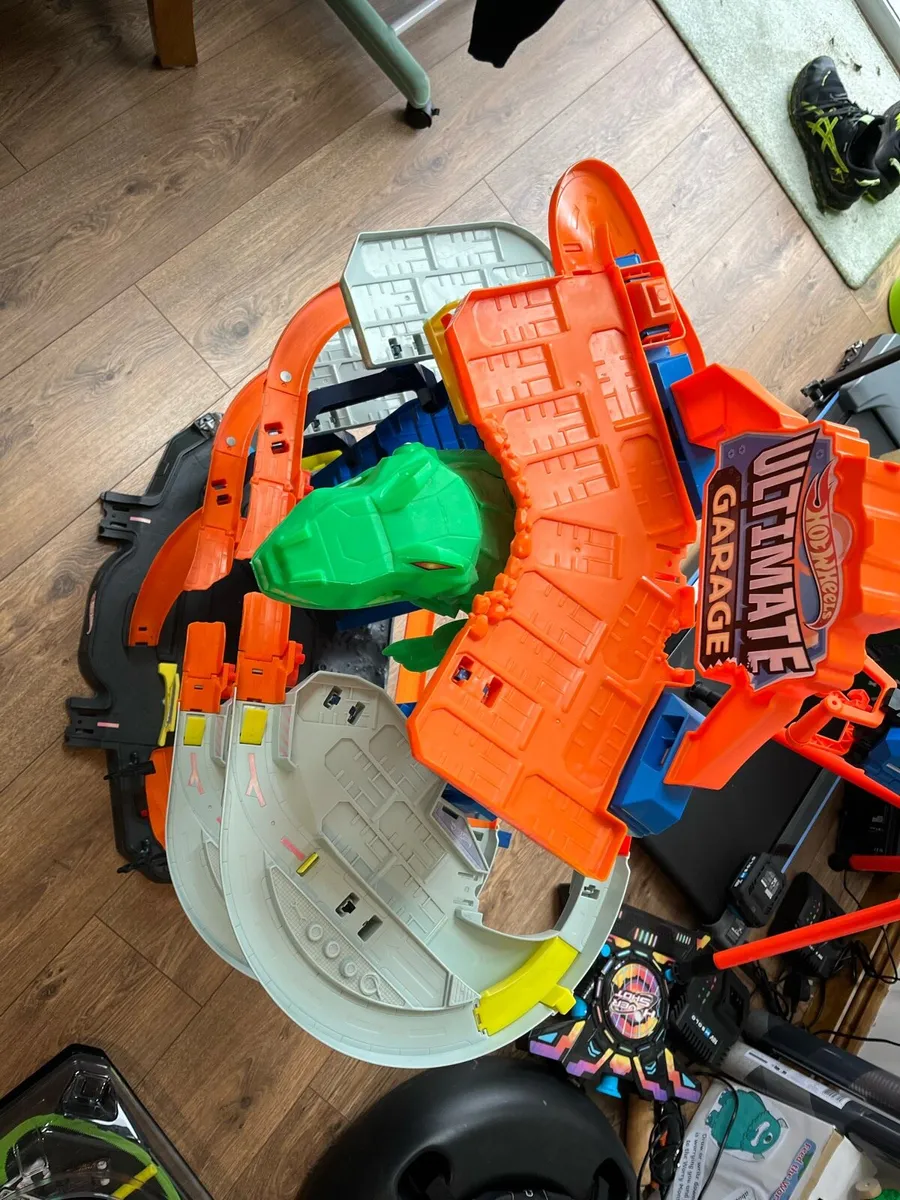 Hot wheels ultimate dino garage - Image 2