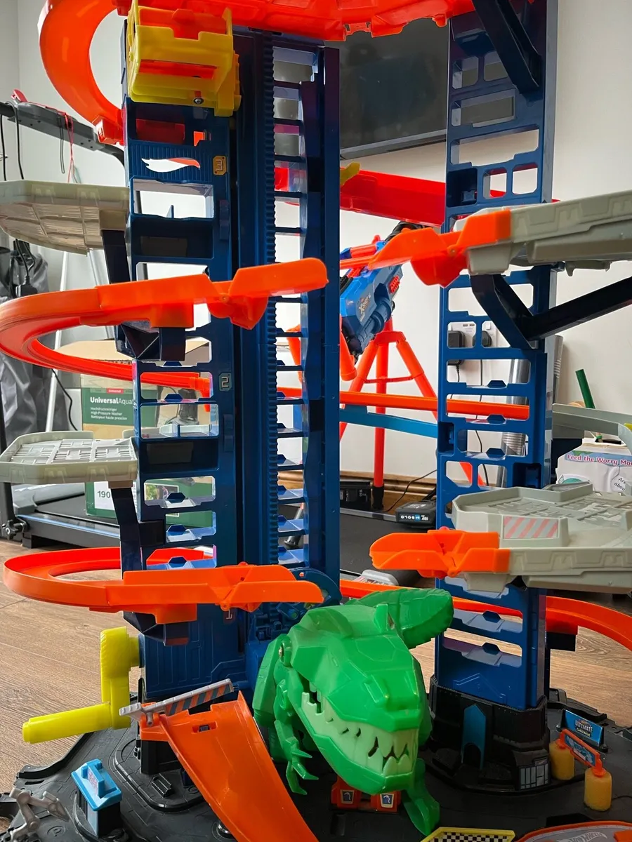 Hot wheels ultimate dino garage - Image 3
