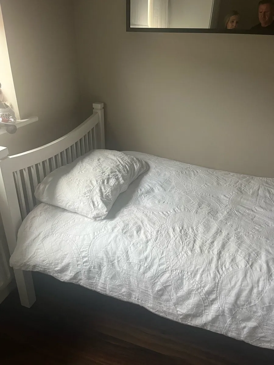 Single bed - Image 1