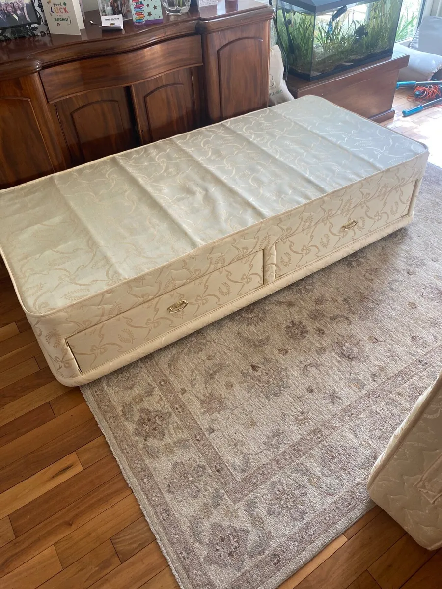 Single bed - Image 1