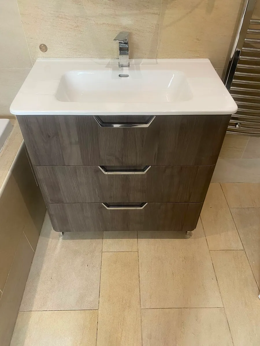 Sink and unit and whirlpool bath - Image 1