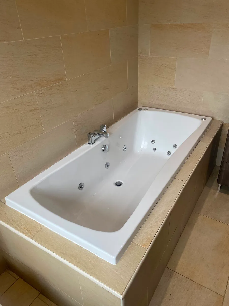 Sink and unit and whirlpool bath - Image 4