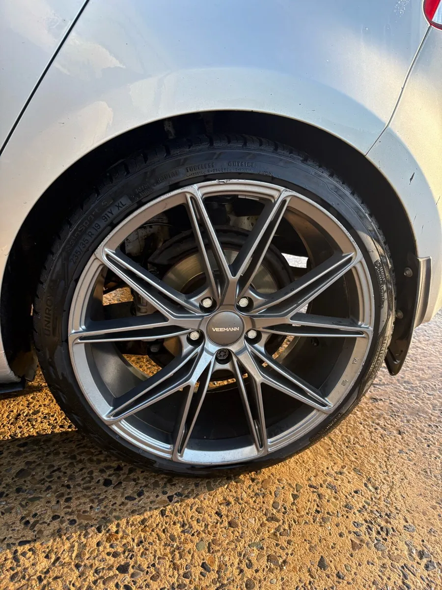 Veeman’s 19” - Image 1