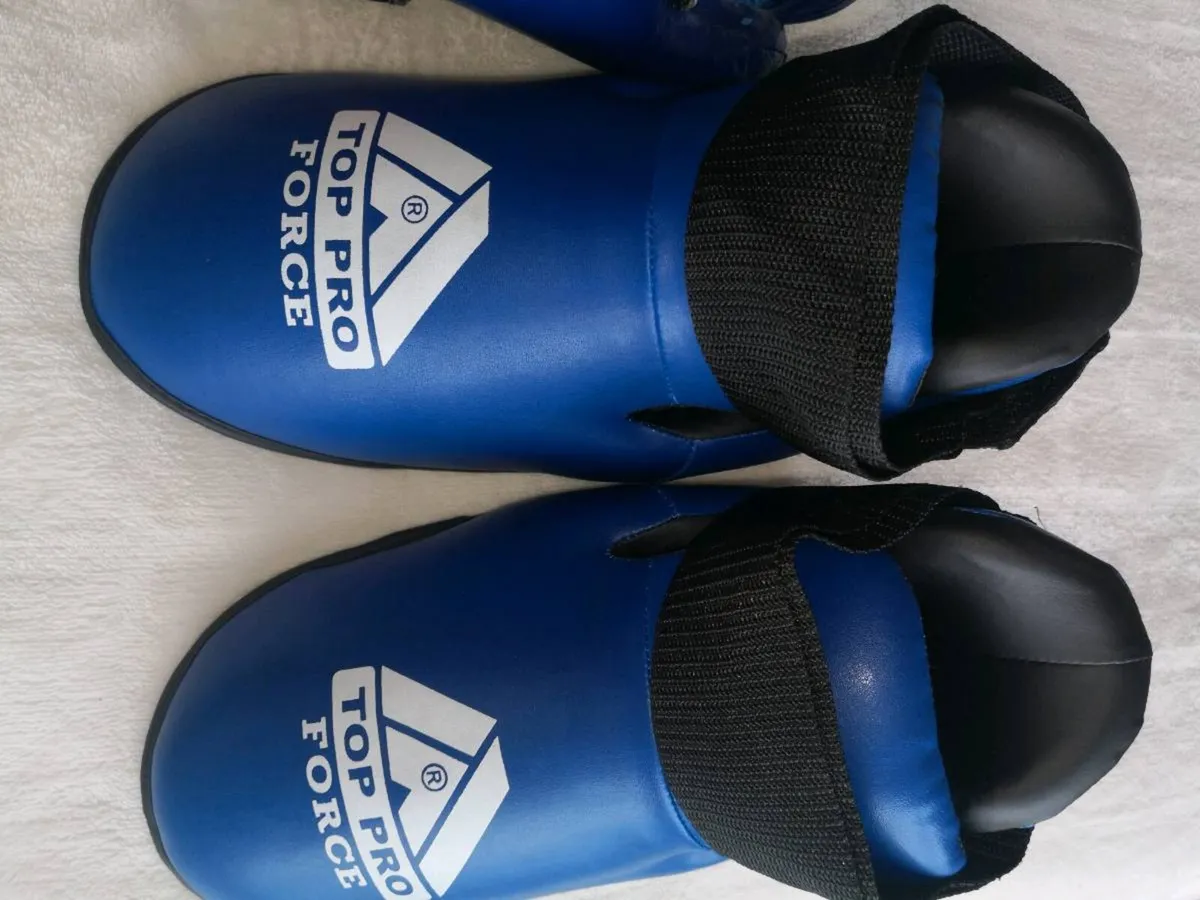 Taekwondo gloves and feet protectors - Image 3