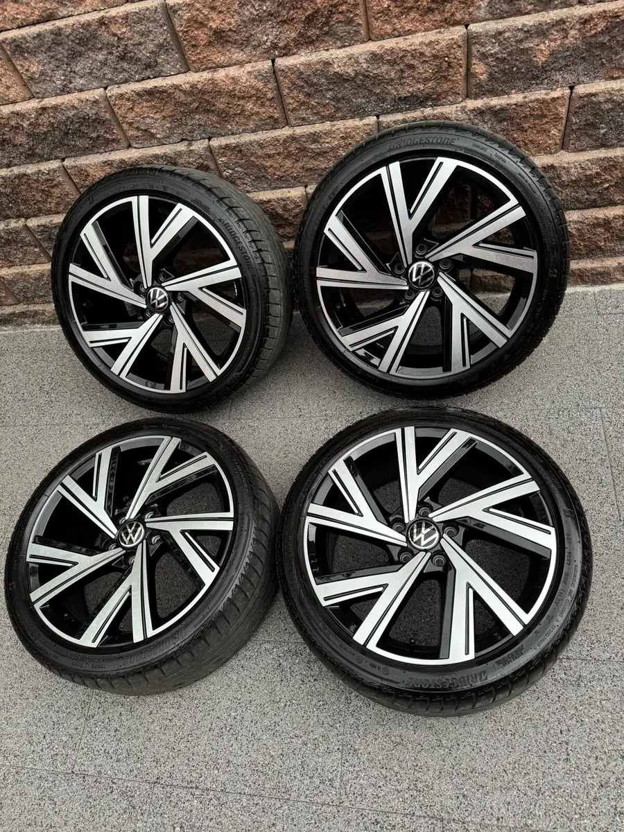 Genuine 18in VW Golf R Line Bergamo alloys 5x112 - Image 1