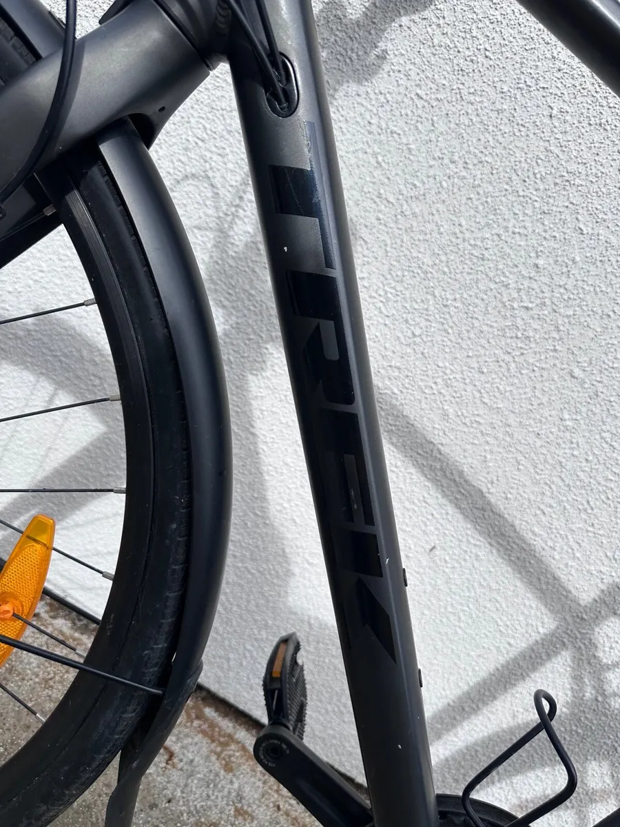 Trek FX 3 Hybrid Bike - Image 3
