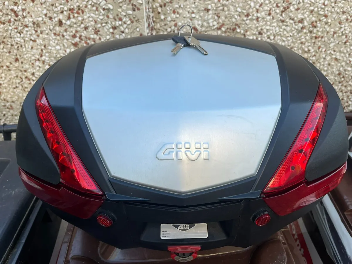 Givi V47 Top box & mounting plate - Image 1