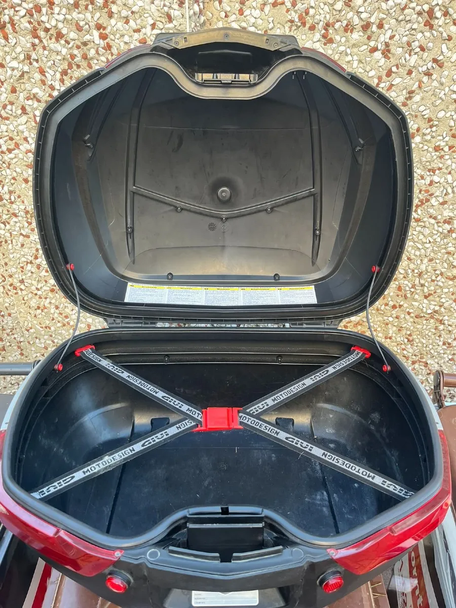 Givi V47 Top box & mounting plate - Image 2