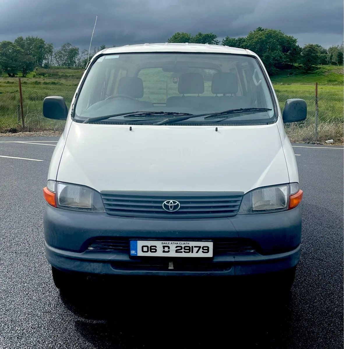 Toyota Hiace -low miles - Image 4