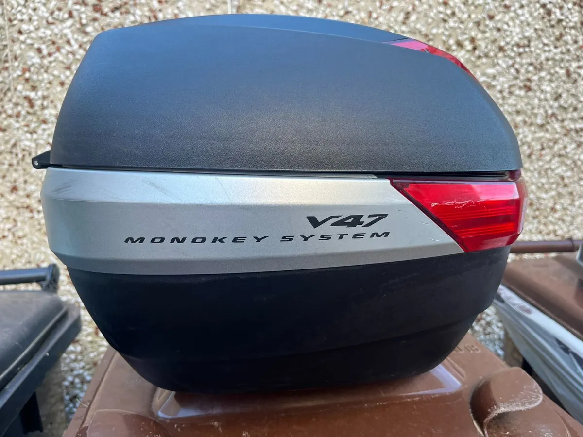 Givi V47 Top box & mounting plate - Image 3