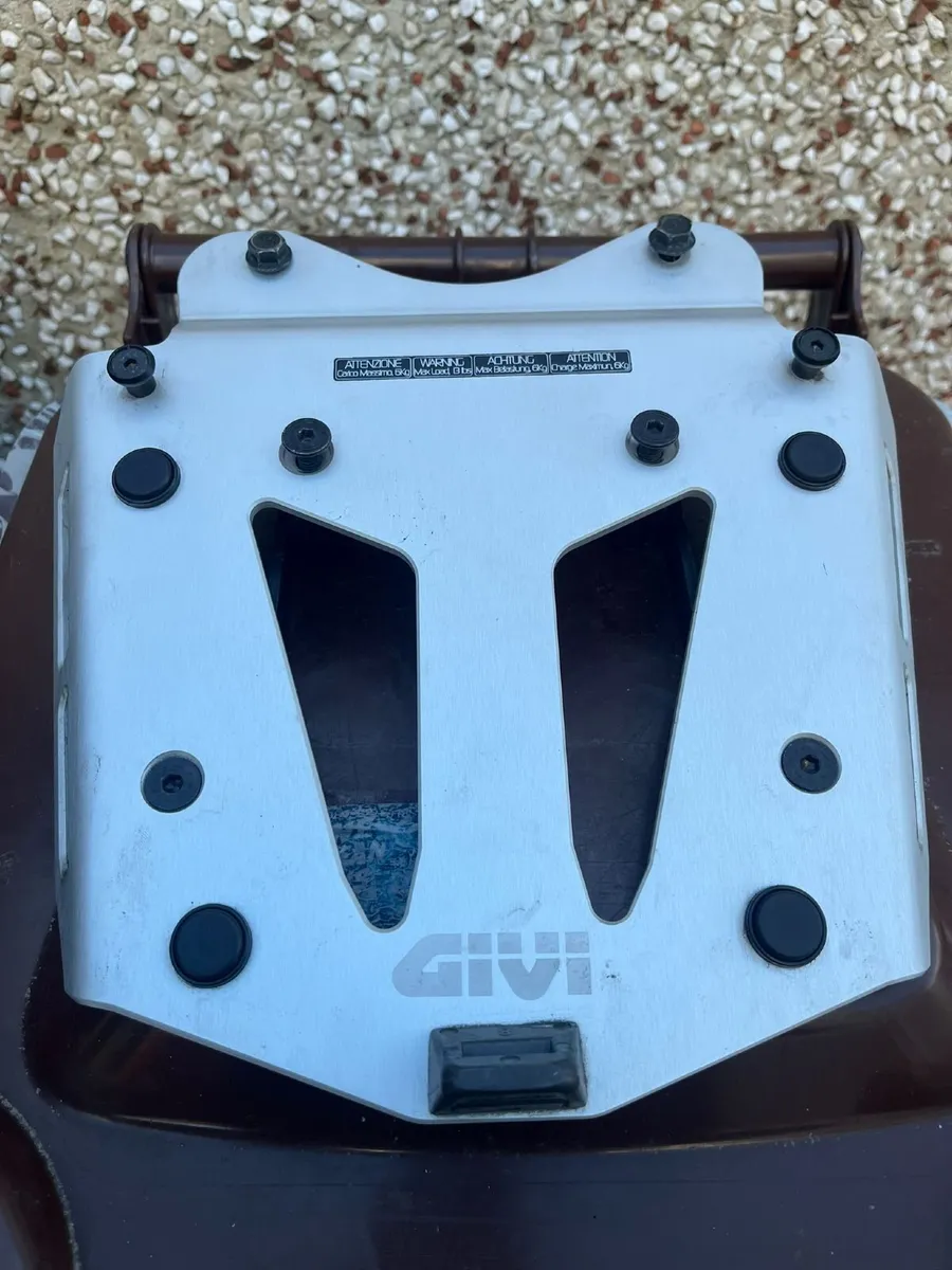 Givi V47 Top box & mounting plate - Image 4