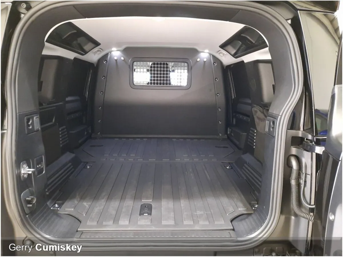 Land Rover Defender 110  3.0D  D250 X-Dynamic SE - Image 4