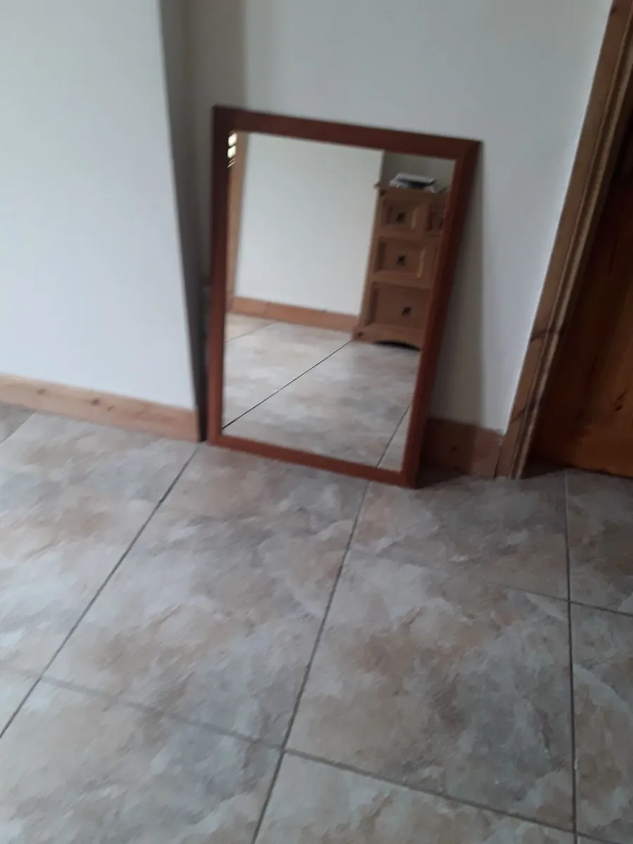 Mahogany wrestler wall unit comes into two parts - Image 3