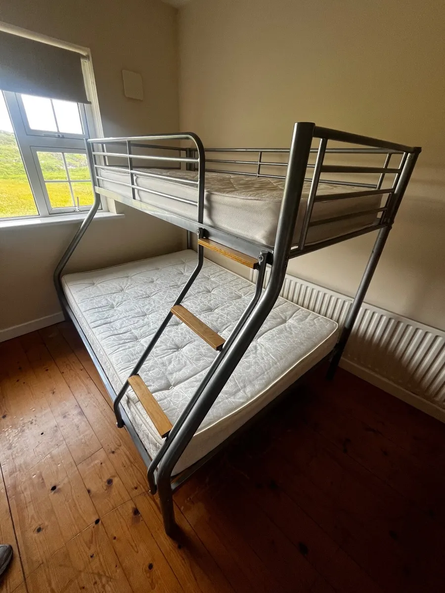 Triple bunk bed with mattresses - Image 2