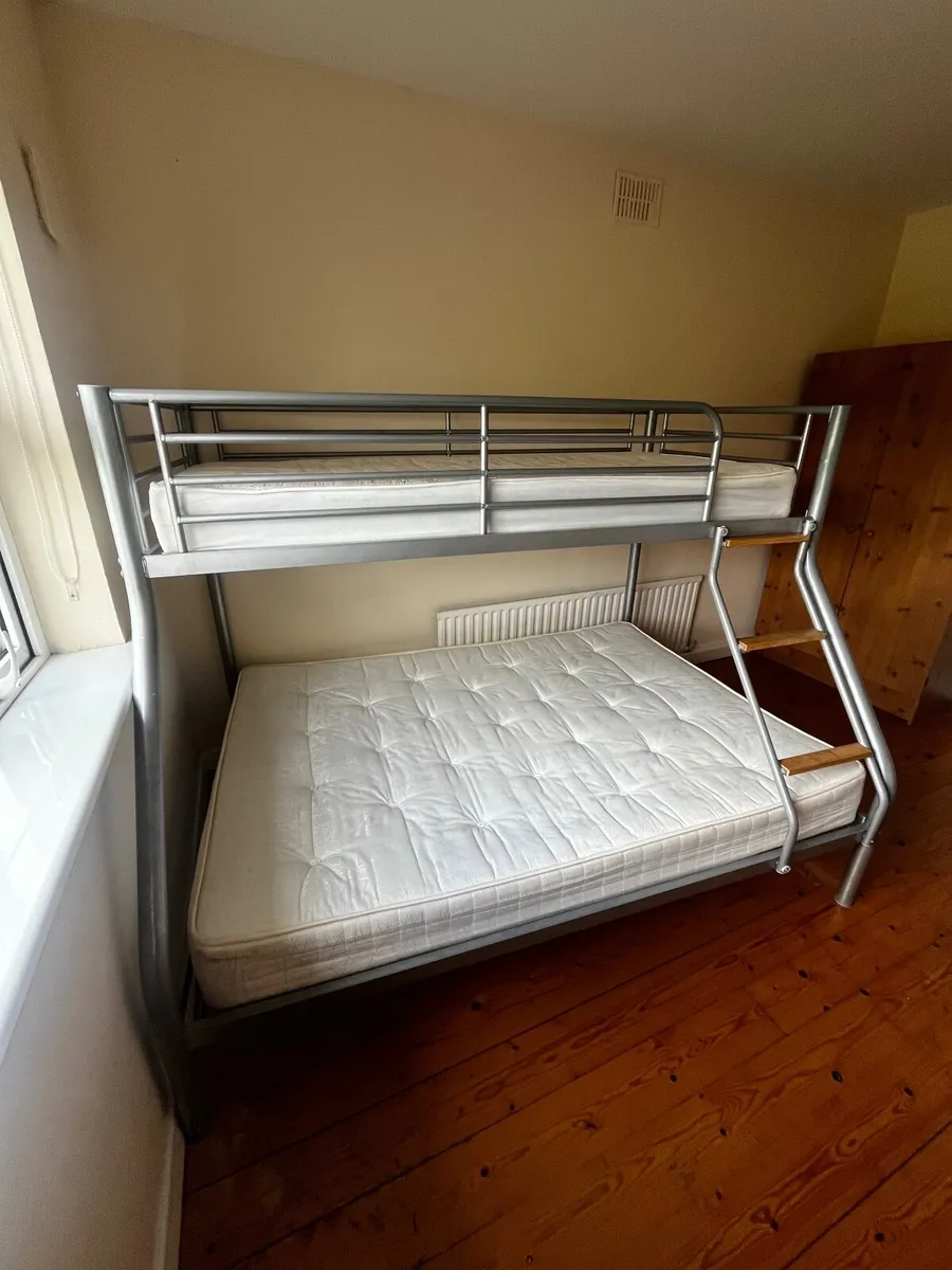 Triple bunk bed with mattresses - Image 1