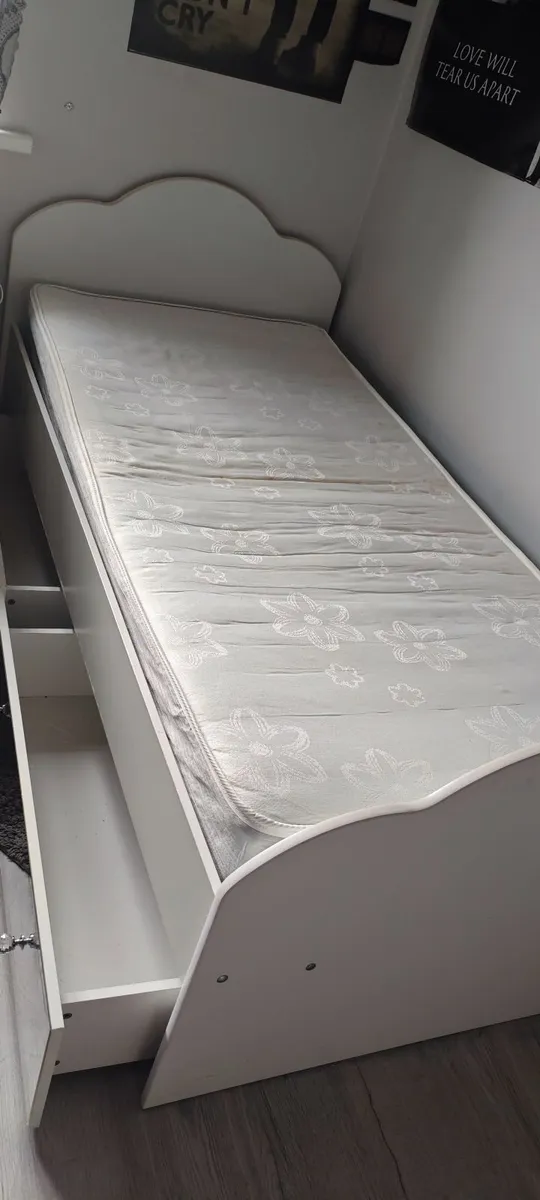 Single bed - Image 1