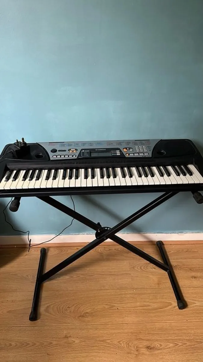Yamaha PSR-175 keyboard and stand