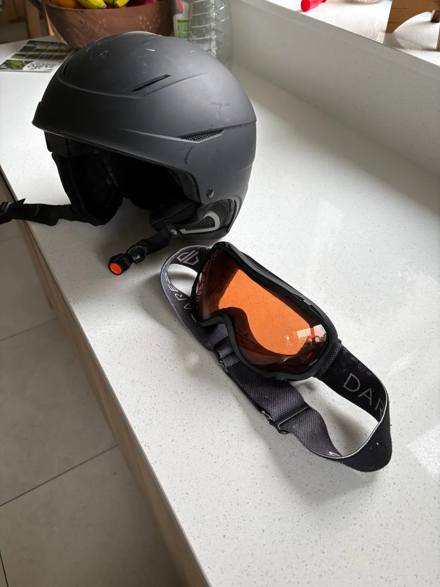 Helmut and goggles - Image 1