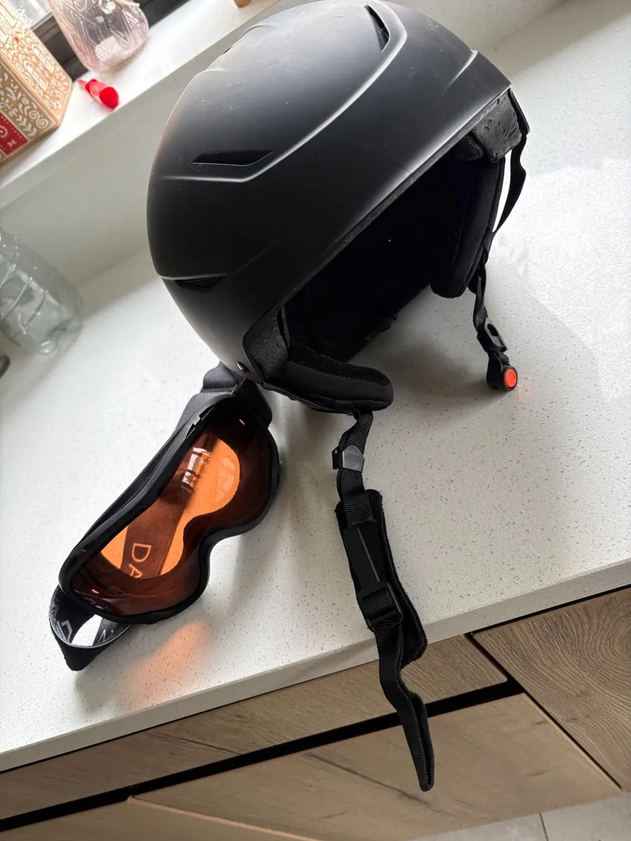 Helmut and goggles - Image 2
