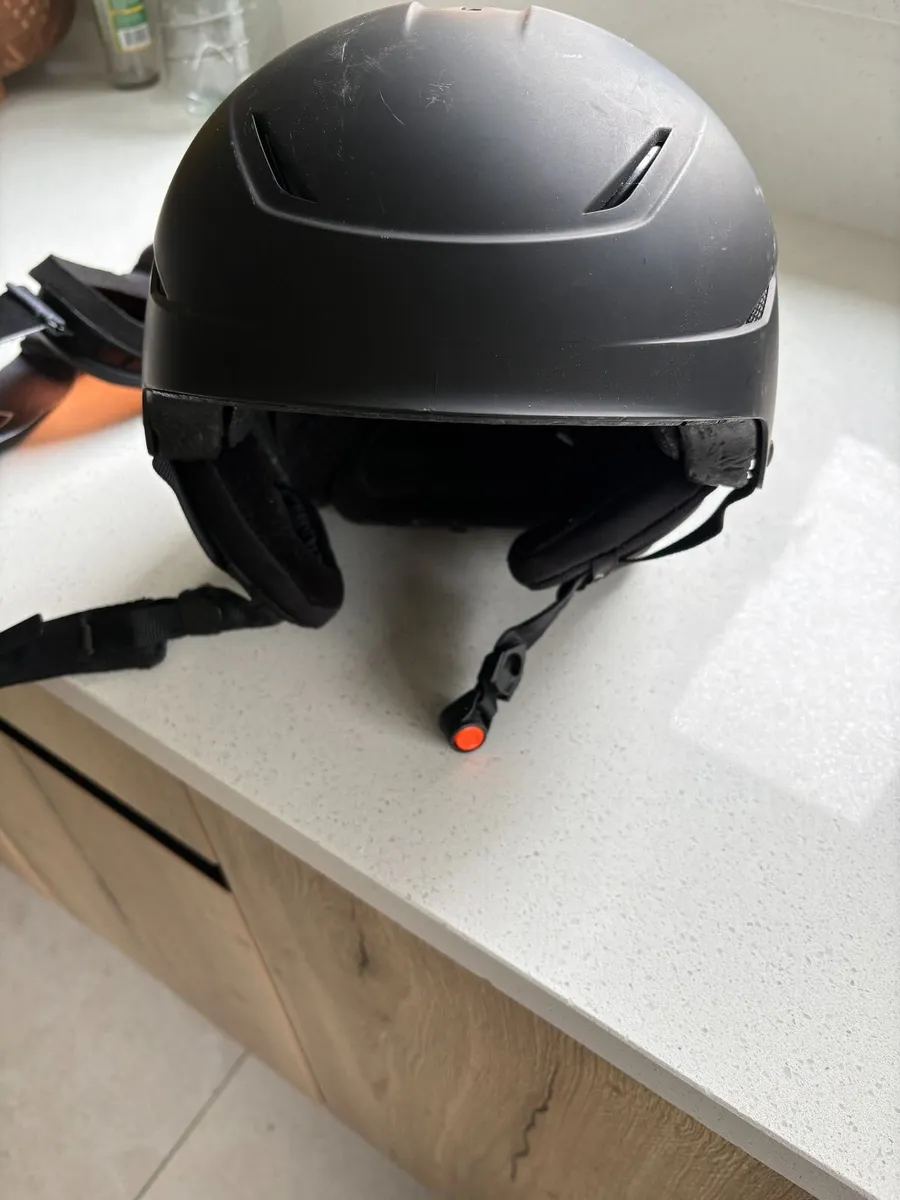 Helmut and goggles - Image 3