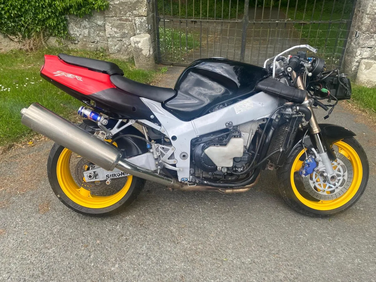 Kawasaki ZX9R - Image 1