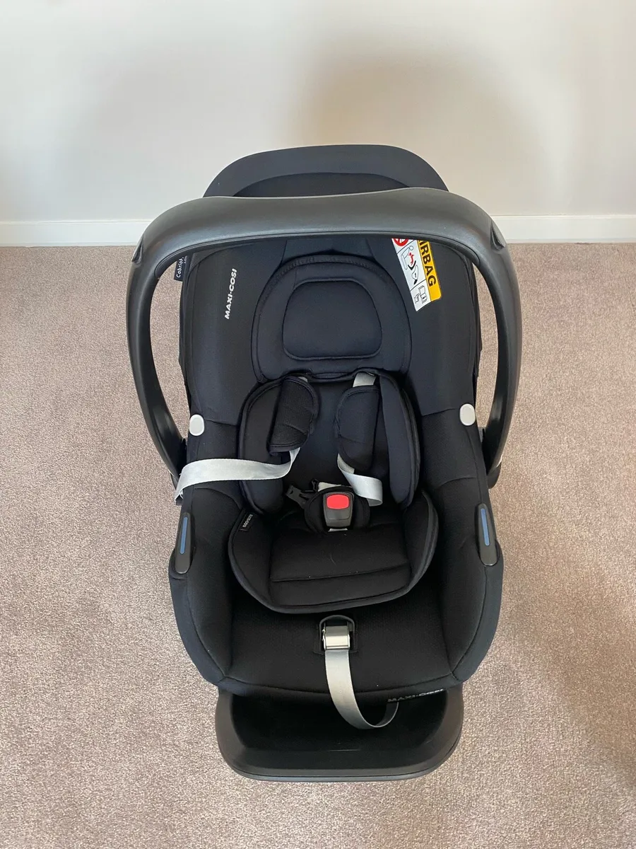 Maxi cosi newborn car seat and base - Image 1