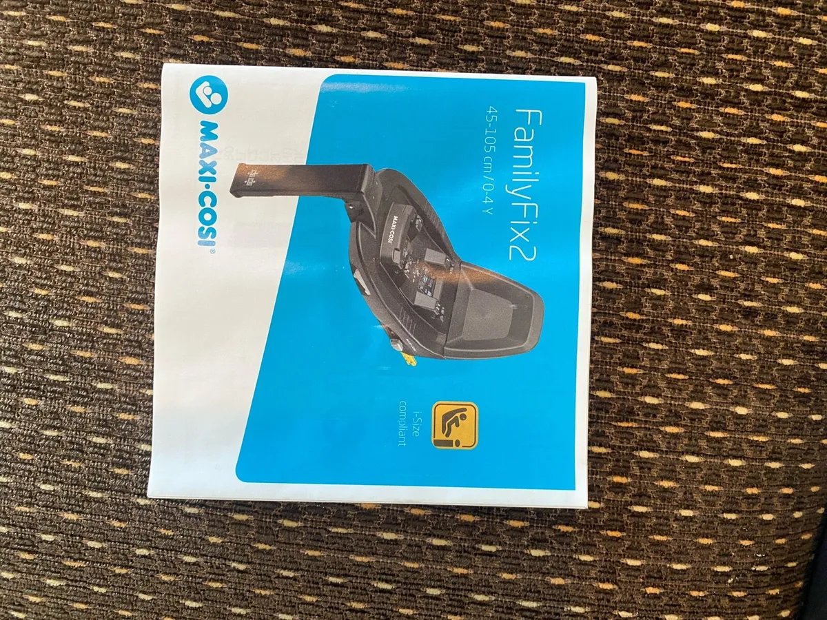 Maxi cosi newborn car seat and base - Image 3