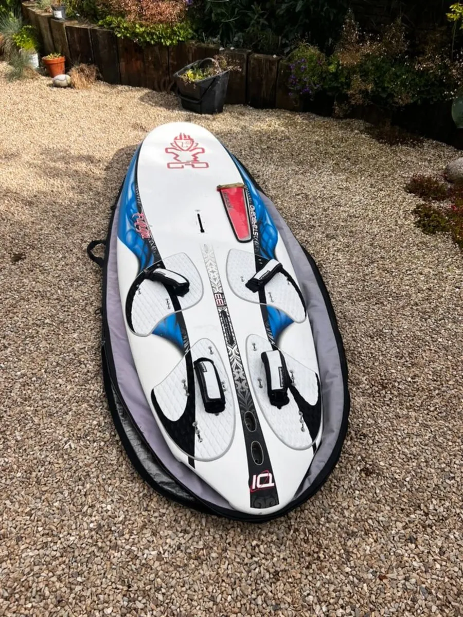 Windsurfers and sails - Image 1