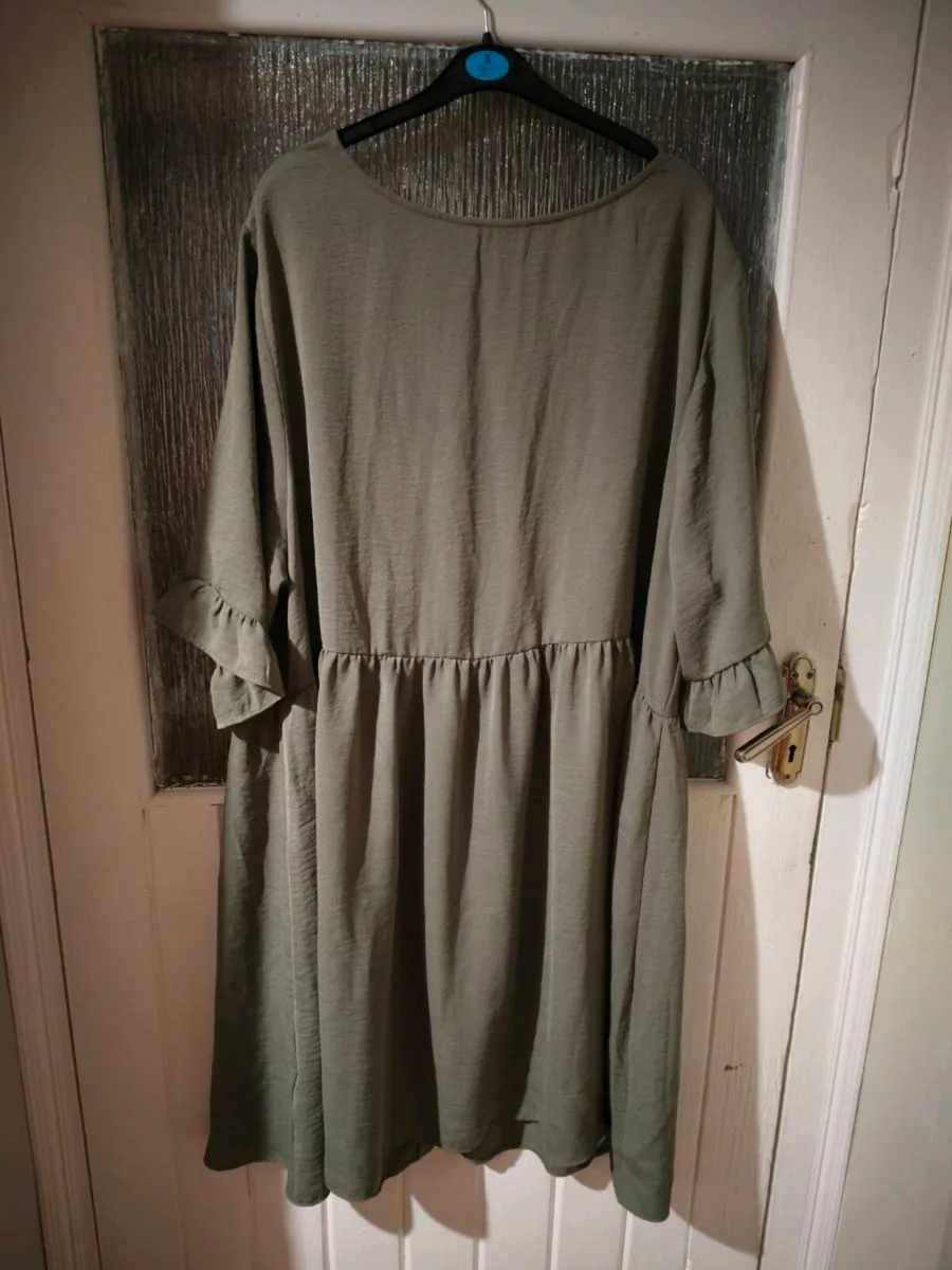 Newlook curves, khaki green smock dress. - Image 2