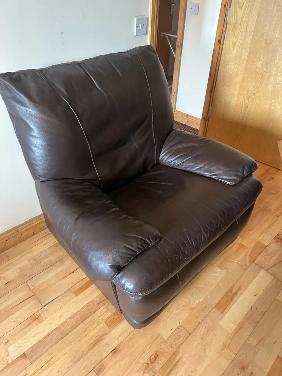 Swivel armchair
