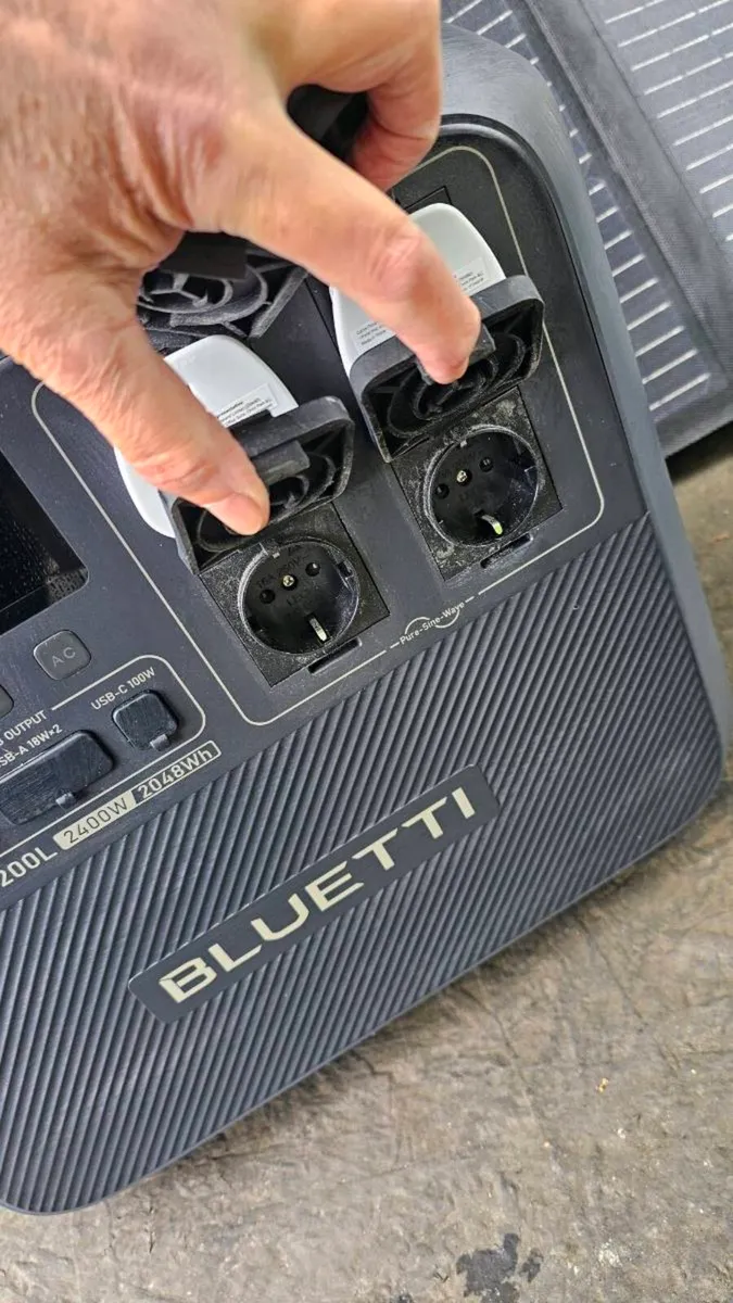 Bluetti big portable power station - Image 4