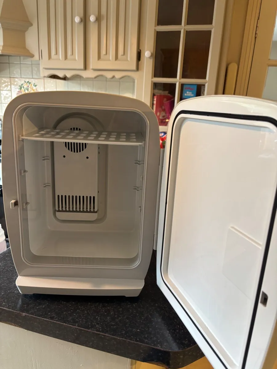 Mini fridge - Image 2