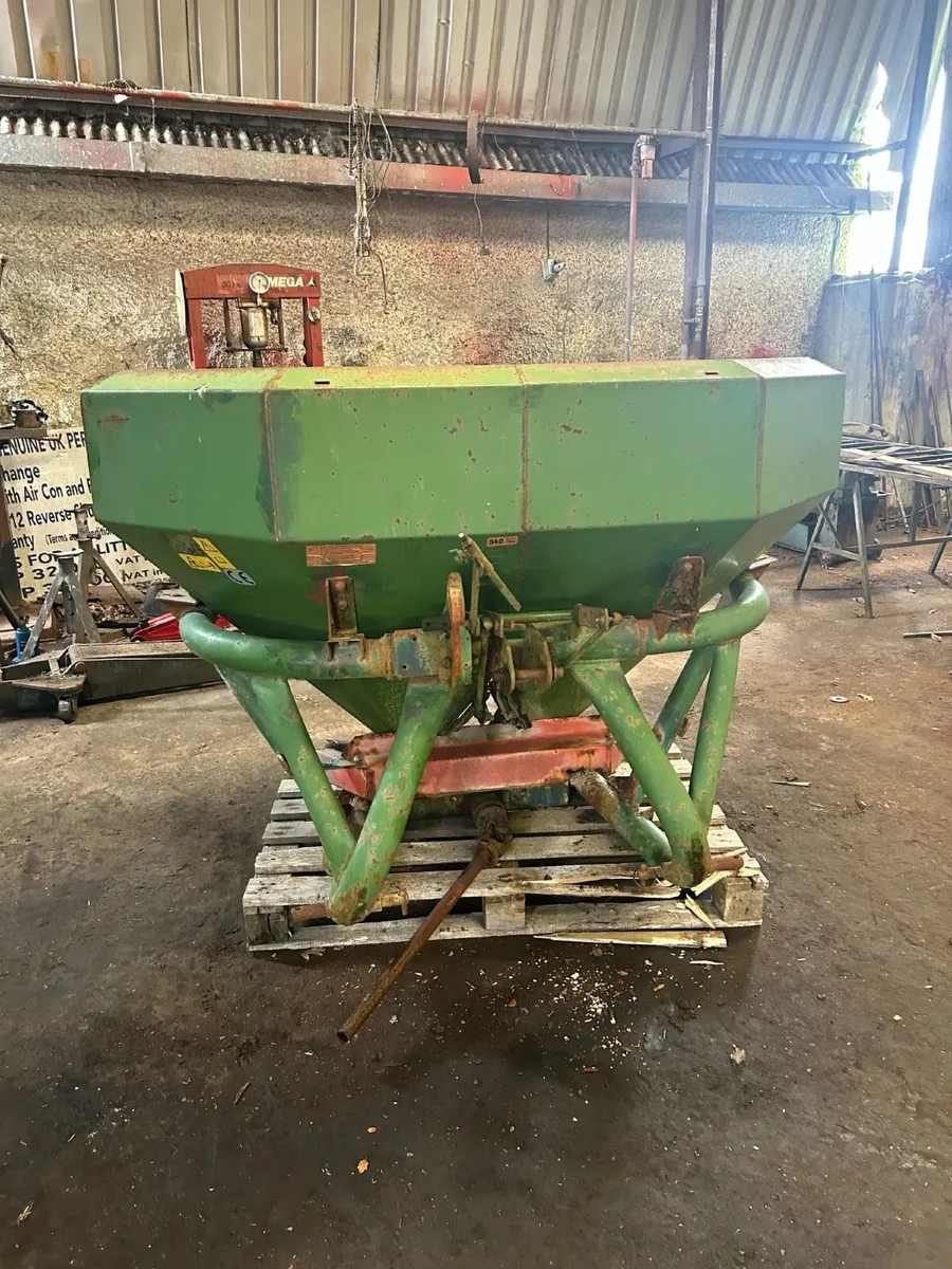 Amazone 1 tonne spreader