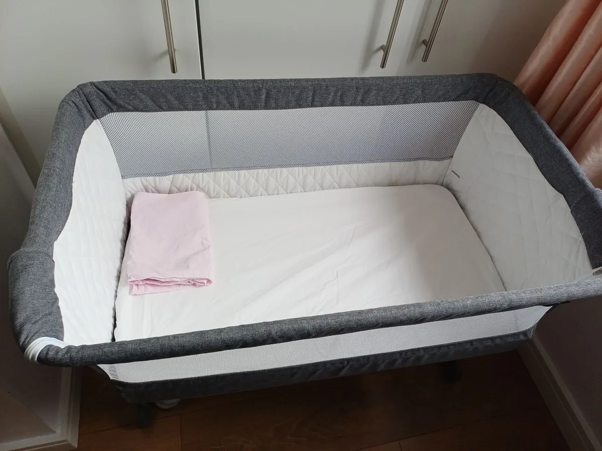 Babylo Cozy Sleeper Bedside Crib - Image 2