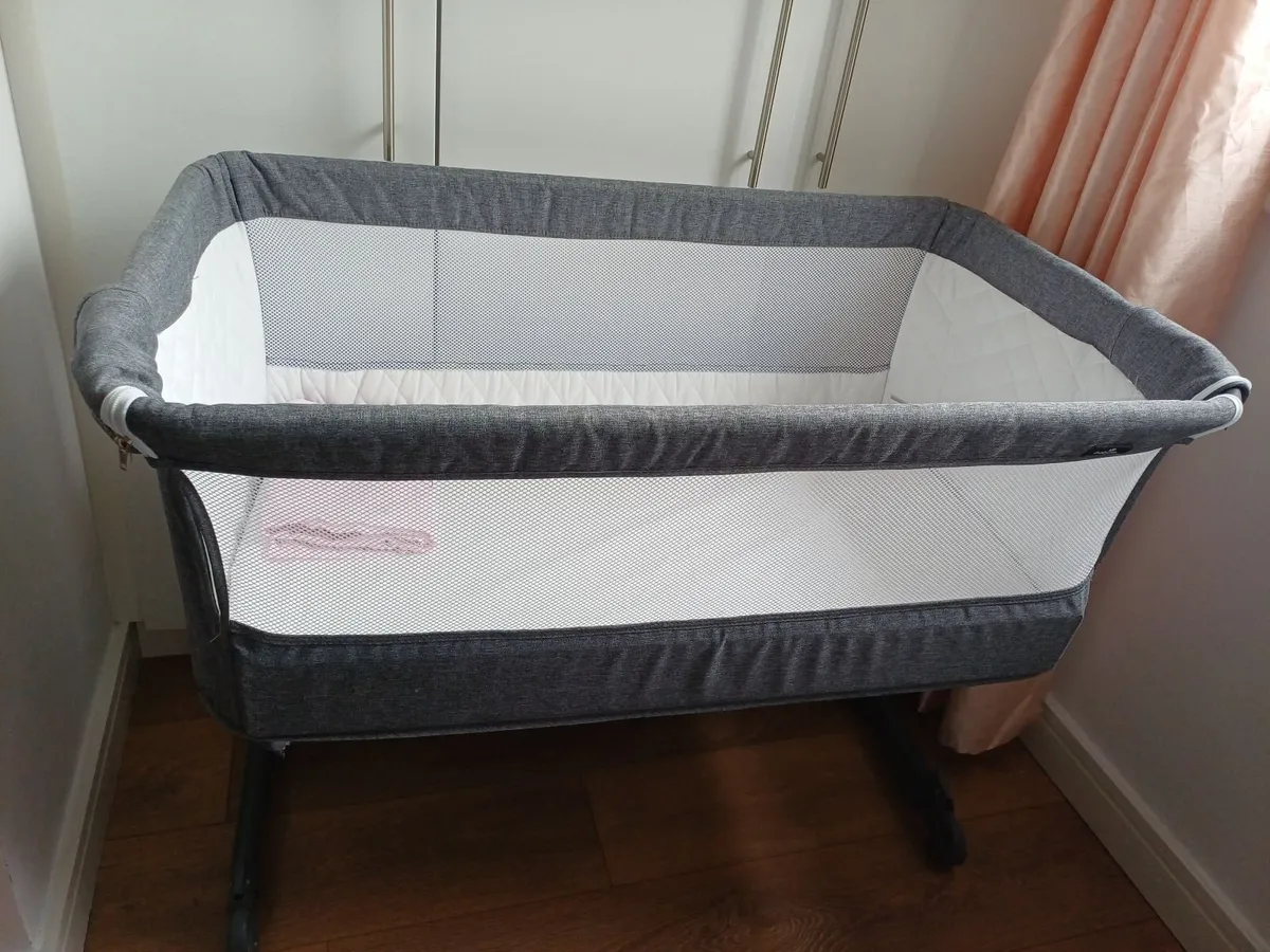 Babylo Cozy Sleeper Bedside Crib - Image 3