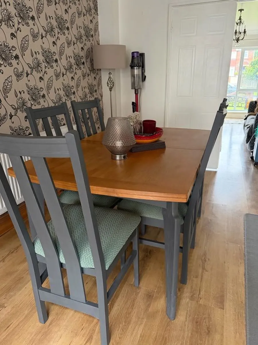 Dining room table and 6 chairs - Image 1