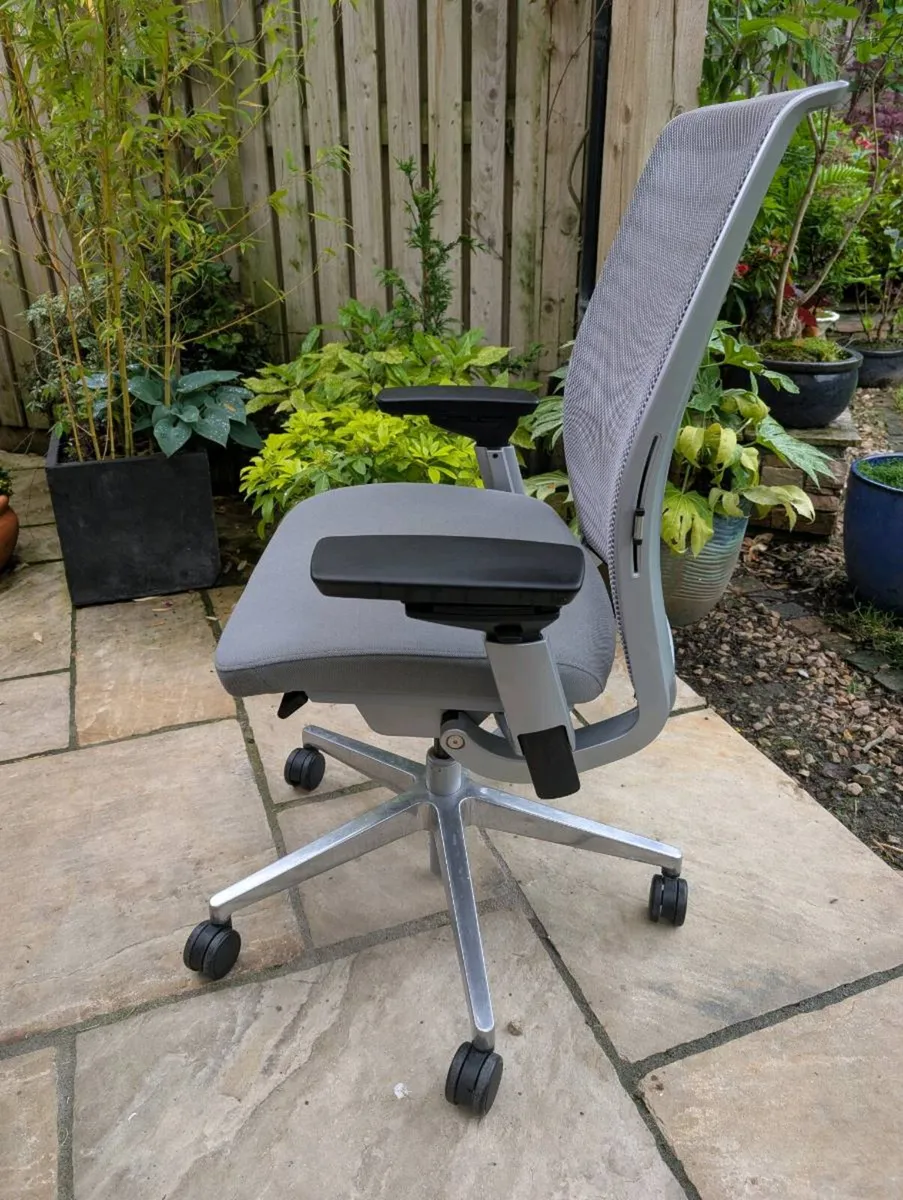 Ergonomic office chair - Image 2