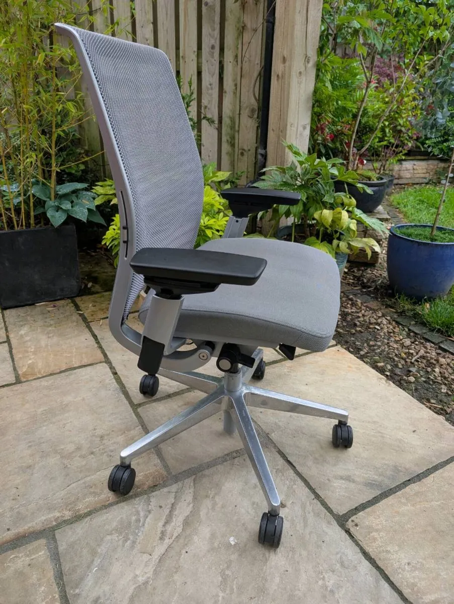Ergonomic office chair - Image 3