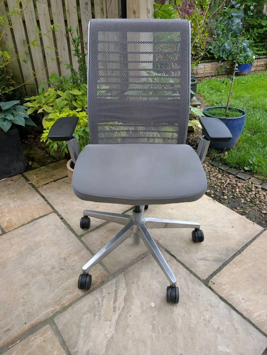 Ergonomic office chair - Image 4