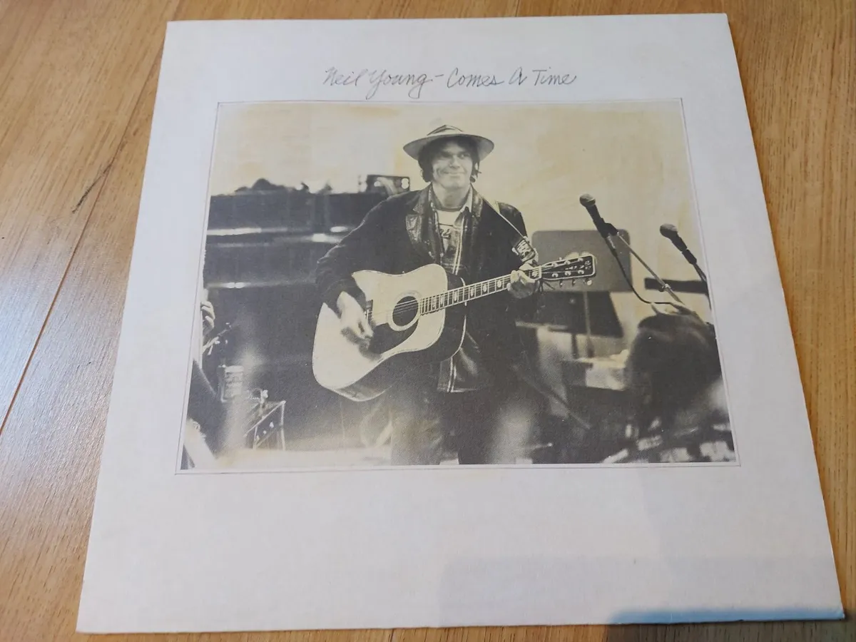 NEIL YOUNG - COMES A TIME - VINYL RECORD - Image 1
