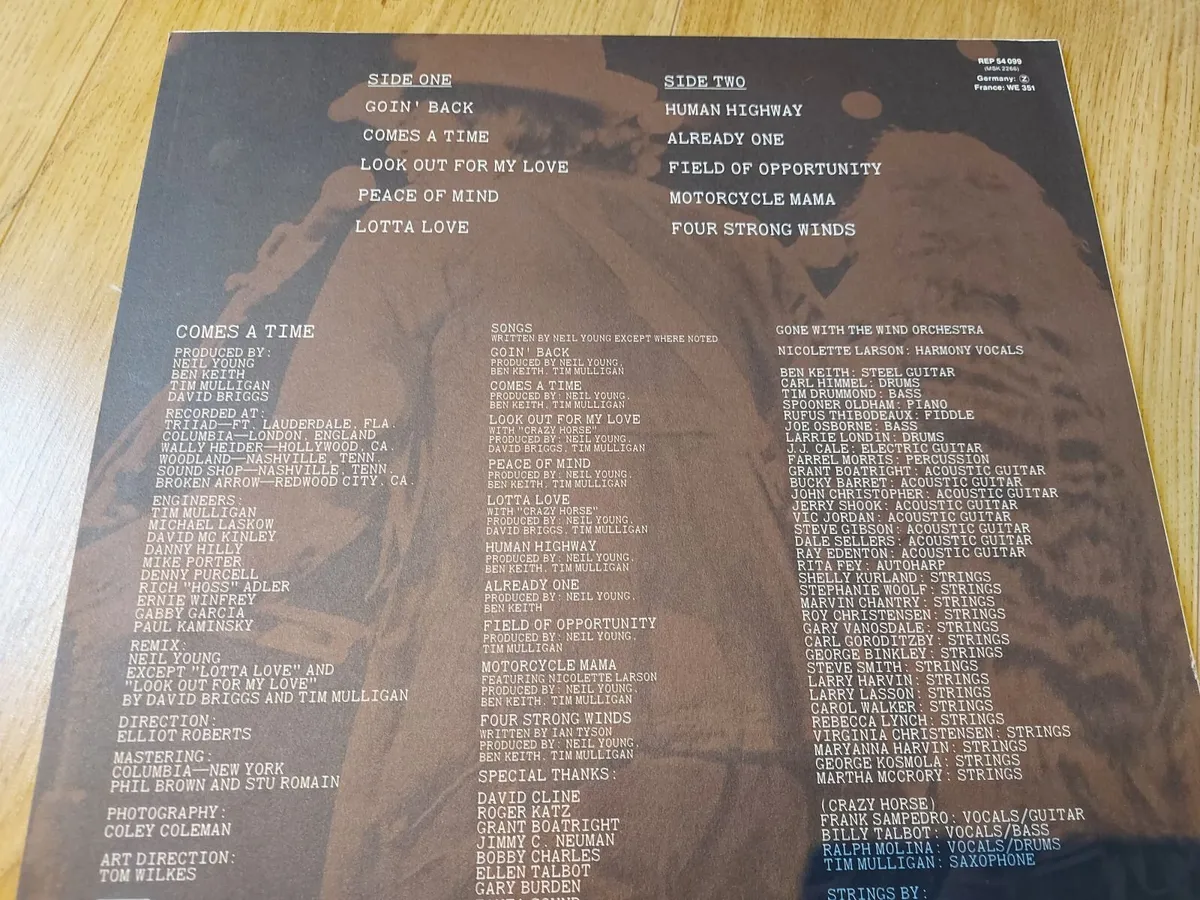 NEIL YOUNG - COMES A TIME - VINYL RECORD - Image 2