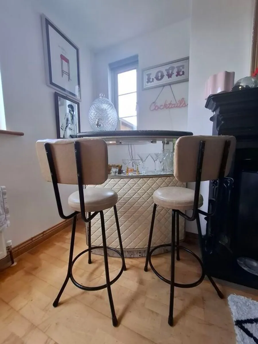 vintage bar with 2 stools - Image 1